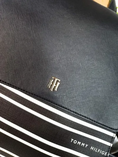 Mochila Tommy Hilfiger para dama color negro