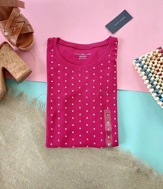 Camiseta Tommy Hilfiger para dama color vino con lunares blancos