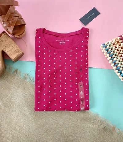 Camiseta Tommy Hilfiger para dama color vino con lunares blancos