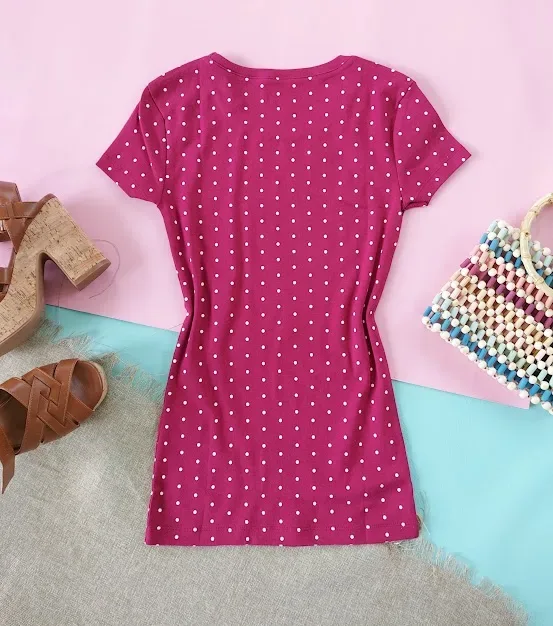 Camiseta Tommy Hilfiger para dama color vino con lunares blancos