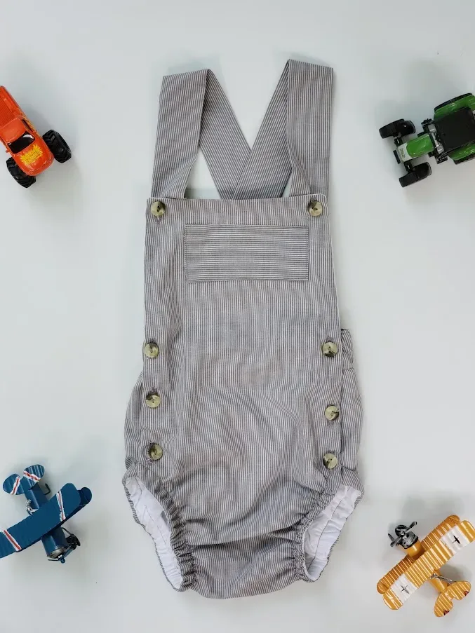 Mameluco para niño con diseño de rayas