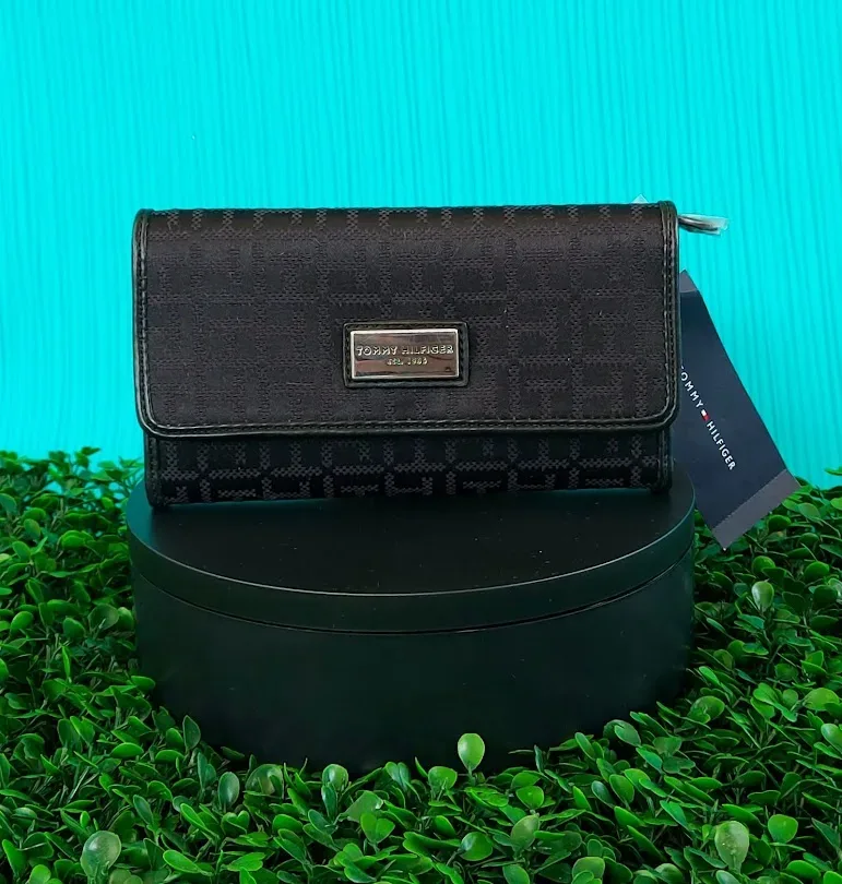 Cartera Tommy Hilfiger para dama color negro
