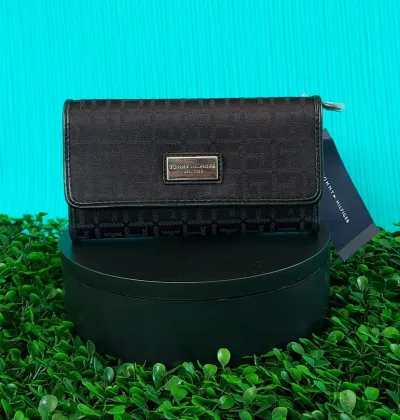 Cartera Tommy Hilfiger para dama color negro