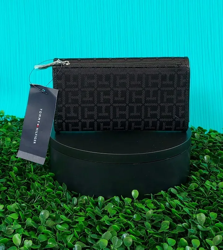 Cartera Tommy Hilfiger para dama color negro