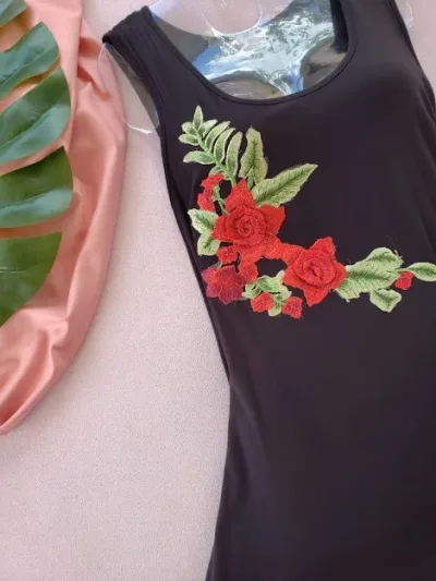 Vestido para dama color negro con rosas rojas