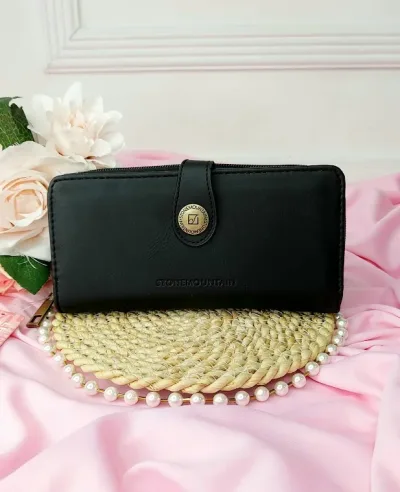 Cartera Stone Mountain Usa para dama color negro mate