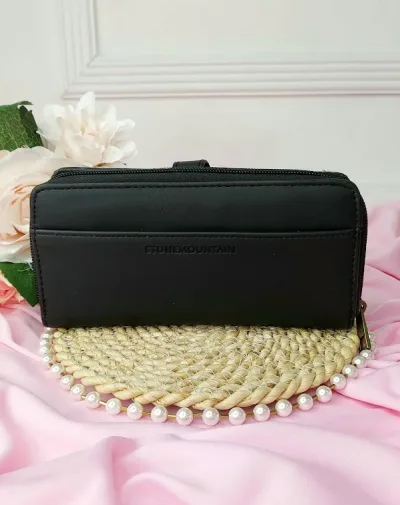 Cartera Stone Mountain Usa para dama color negro mate