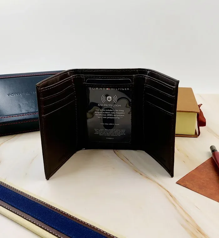 Billetera Tommy Hilfiger color café