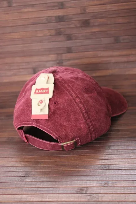 Gorra Levi's para dama color vino desteñido