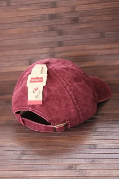 Gorra Levi's para dama color vino desteñido