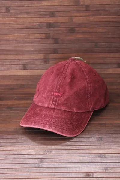 Gorra Levi's para dama color vino desteñido