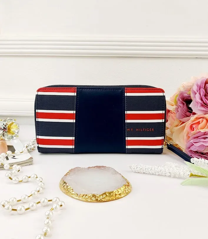 Cartera Tommy Hilfiger para dama diseño a rayas