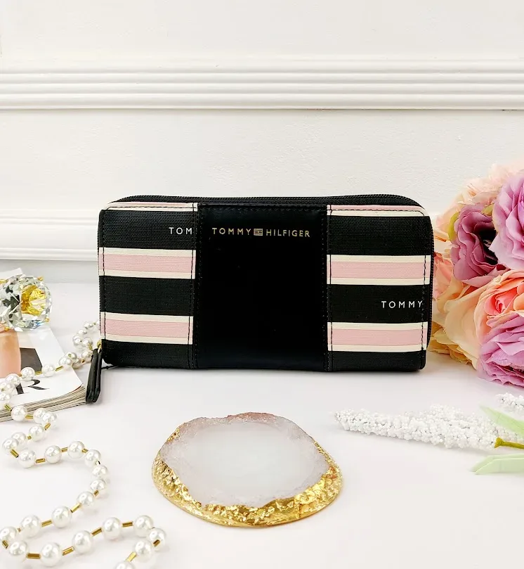 Cartera Tommy Hilfiger para dama diseño a rayas