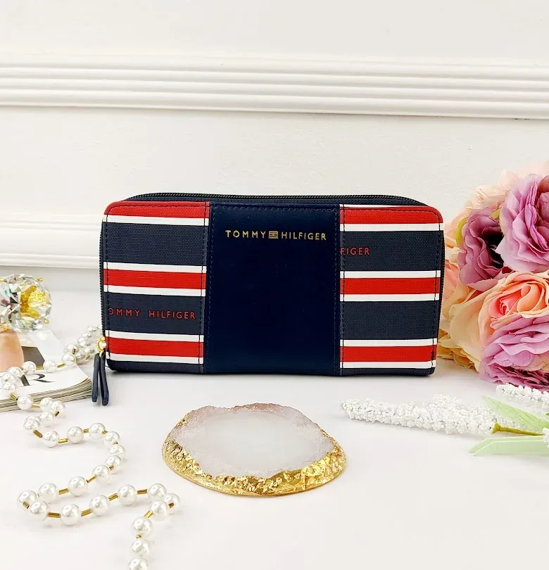 Cartera Tommy Hilfiger para dama diseño a rayas