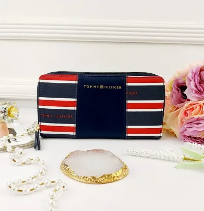 Cartera Tommy Hilfiger para dama diseño a rayas