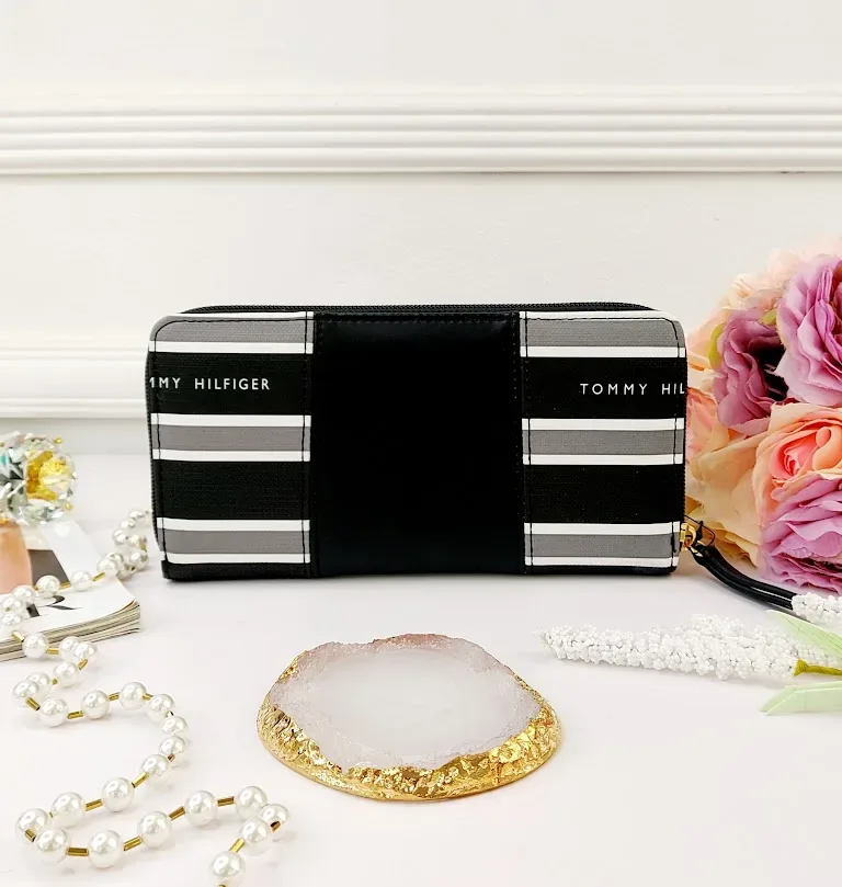 Cartera Tommy Hilfiger para dama diseño a rayas