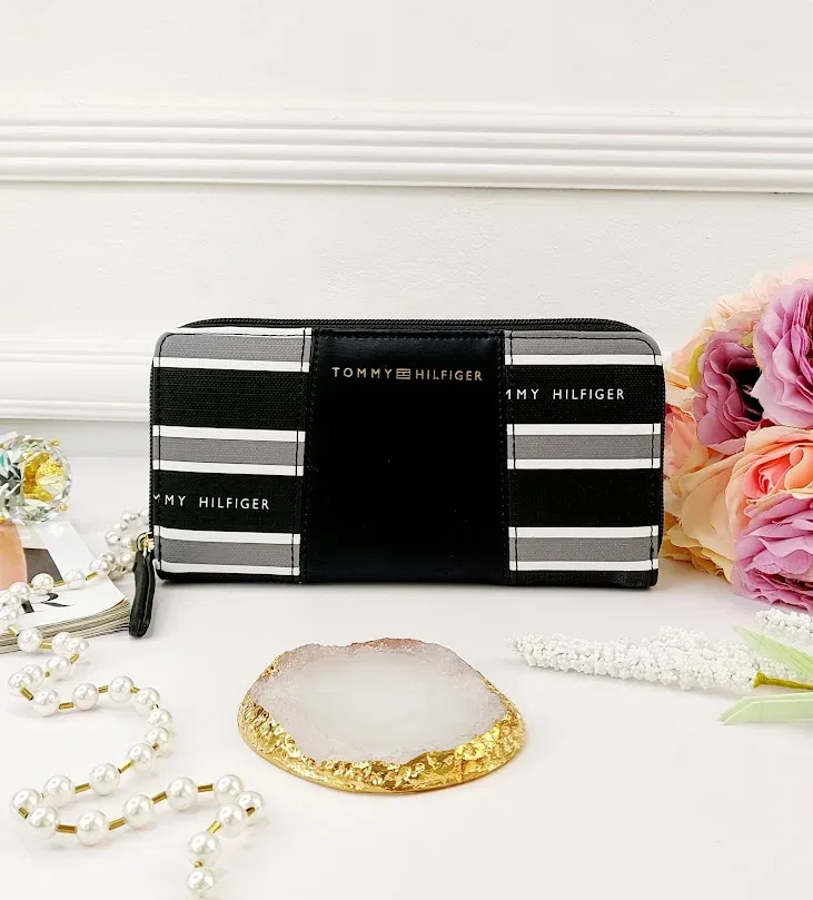 Cartera Tommy Hilfiger para dama diseño a rayas