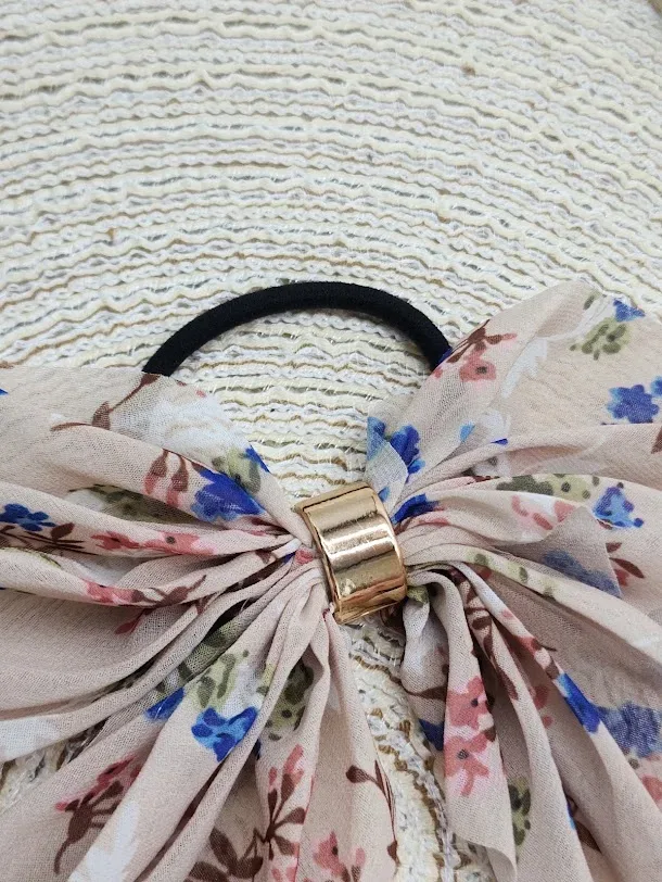 cola color beige floreada