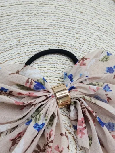 cola color beige floreada