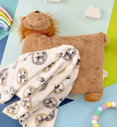 Conjunto de almohada y cobija con diseño de león
