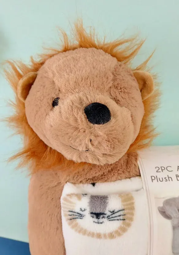 Conjunto de almohada y cobija con diseño de león