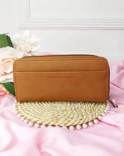 Cartera Stone Mountain Usa para dama color camel
