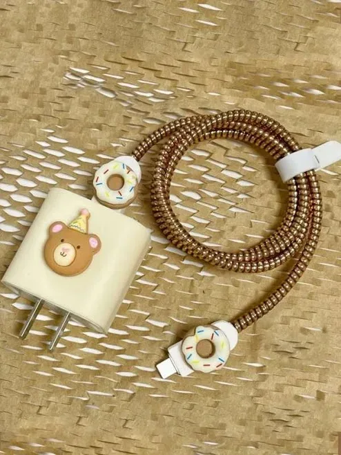 Funda protectora para cargador diseño de oso y dona
