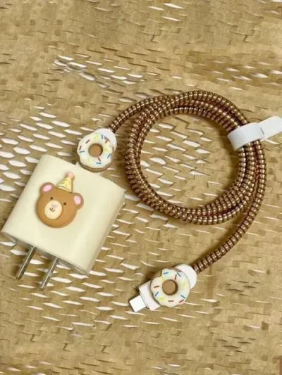 Funda protectora para cargador diseño de oso y dona