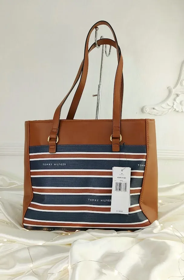 Bolso Tommy Hilfiger para dama color camel diseño a rayas