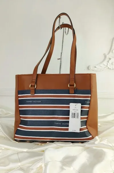 Bolso Tommy Hilfiger para dama color camel diseño a rayas