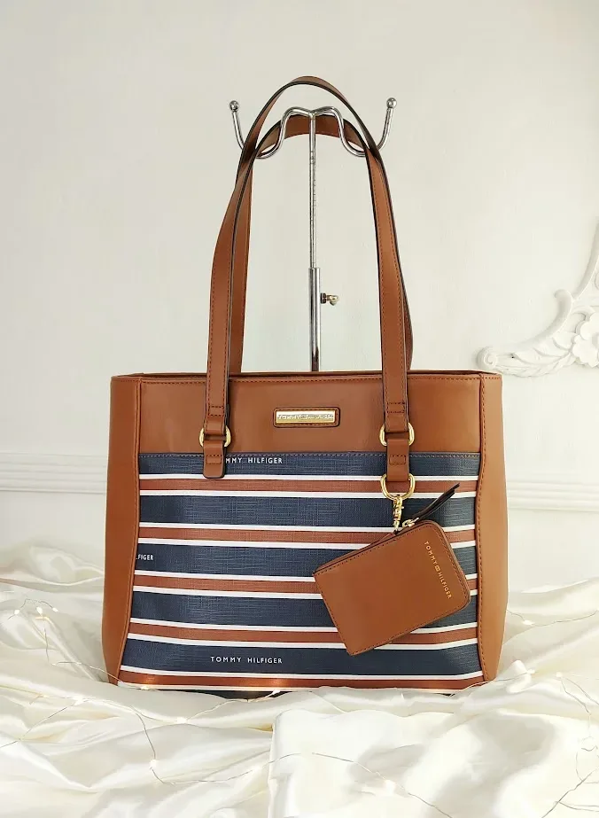 Bolso Tommy Hilfiger para dama color camel diseño a rayas