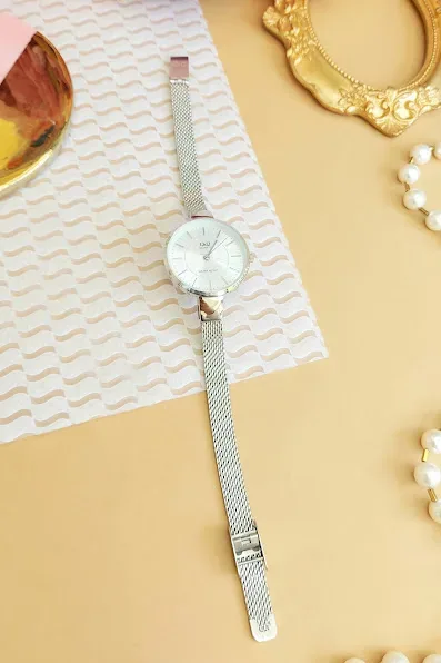 Reloj Q and Q para dama color plateado