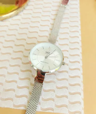Reloj Q and Q para dama color plateado