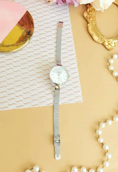 Reloj Q and Q para dama color plateado