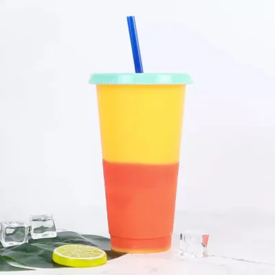 Vaso naranja con pajilla multicolor.