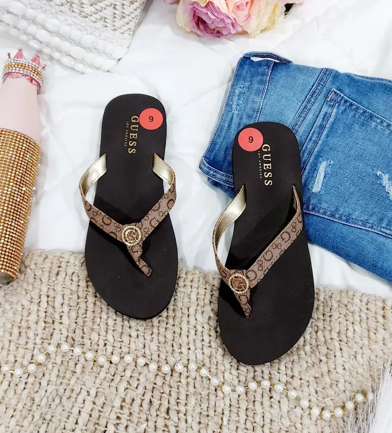 Sandalias GUESS para dama color café