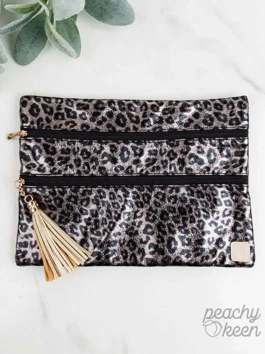 Cartera multiuso para dama color gris oscuro con diseño animal print