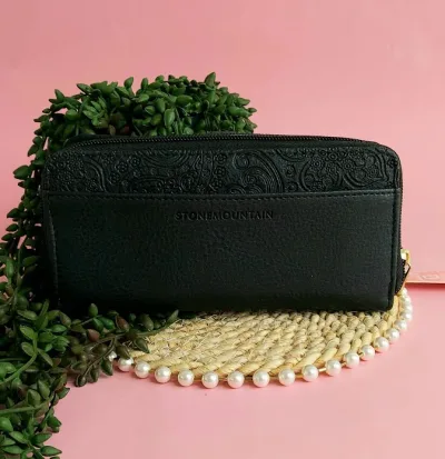 Cartera Stone Mountain Usa para dama color negro