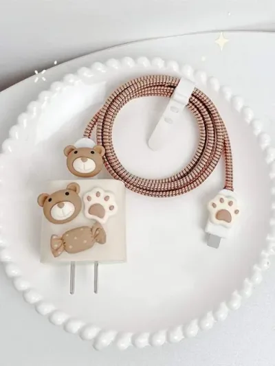 Funda protectora para cargador diseño de oso, confite y pata