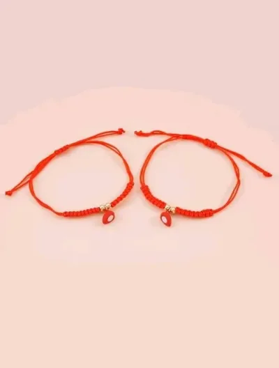 Set de pulceras rojas con corazón