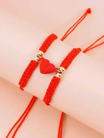 Set de pulceras rojas con corazón