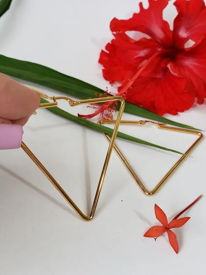 Aretes dorados con forma de triángulo