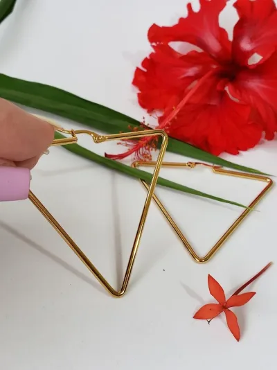 Aretes dorados con forma de triángulo