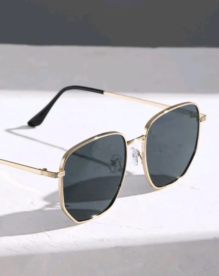 Lentes de sol para dama color negro con detalles dorados #2562