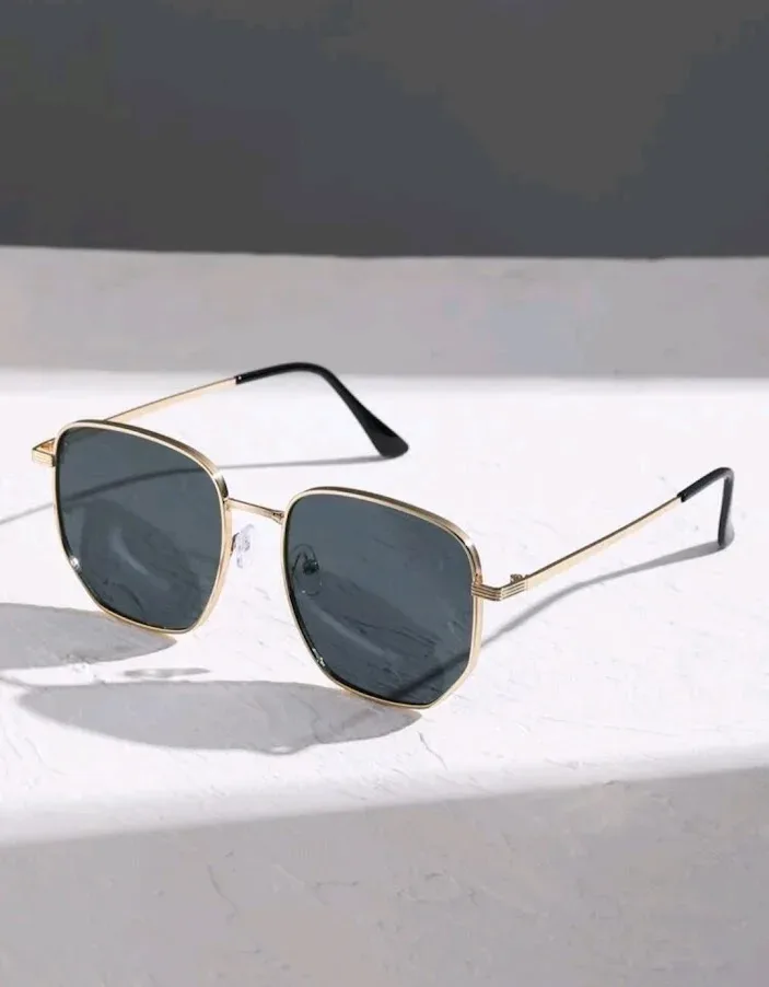 Lentes de sol para dama color negro con detalles dorados #2562