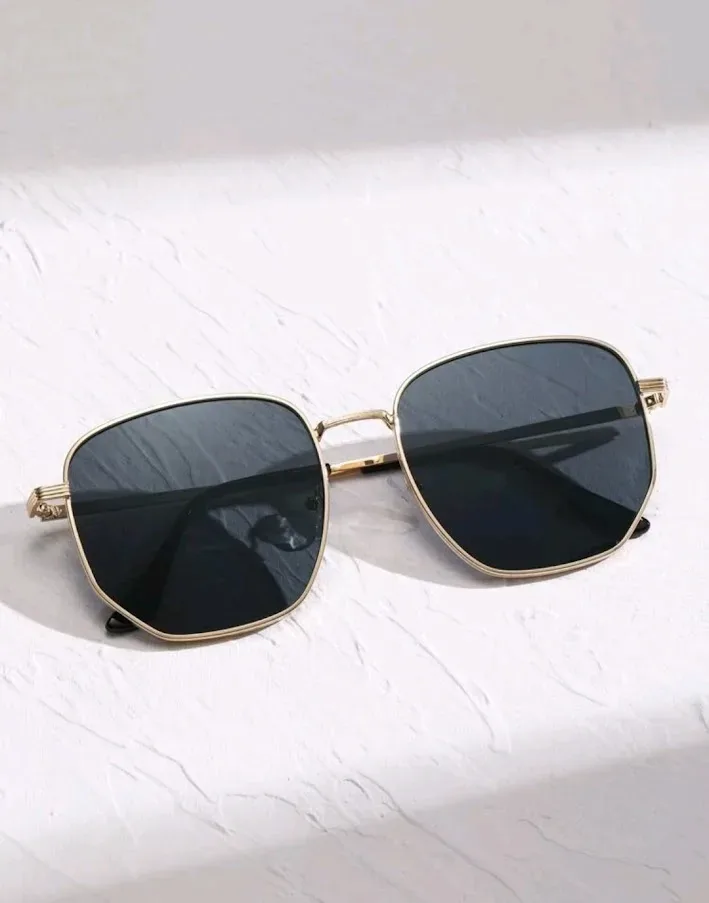 Lentes de sol para dama color negro con detalles dorados #2562