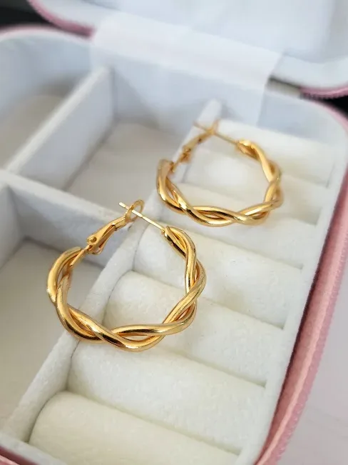 Aretes para dama de fantasía con diseño de argollas entrelazadas