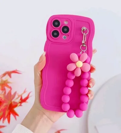Funda para celular color fucsia con colgante de flor