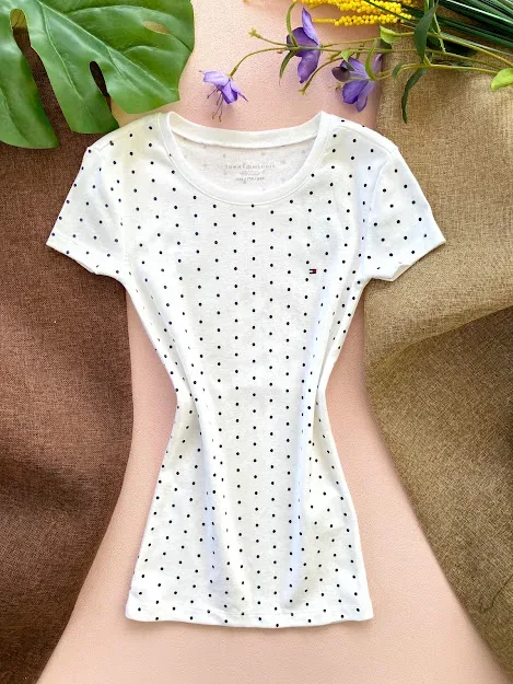 Camiseta Tommy Hilfiger para dama color blanco con puntos negros