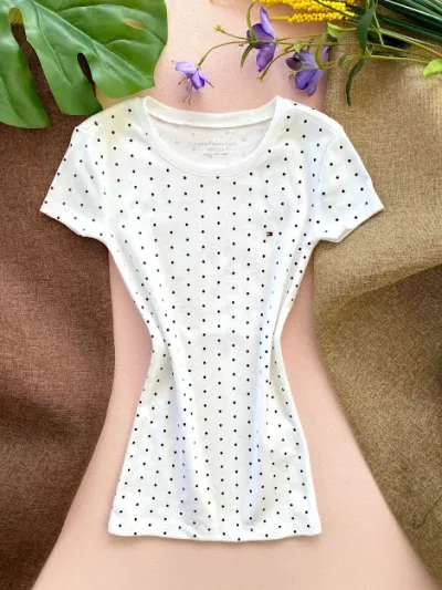 Camiseta Tommy Hilfiger para dama color blanco con puntos negros